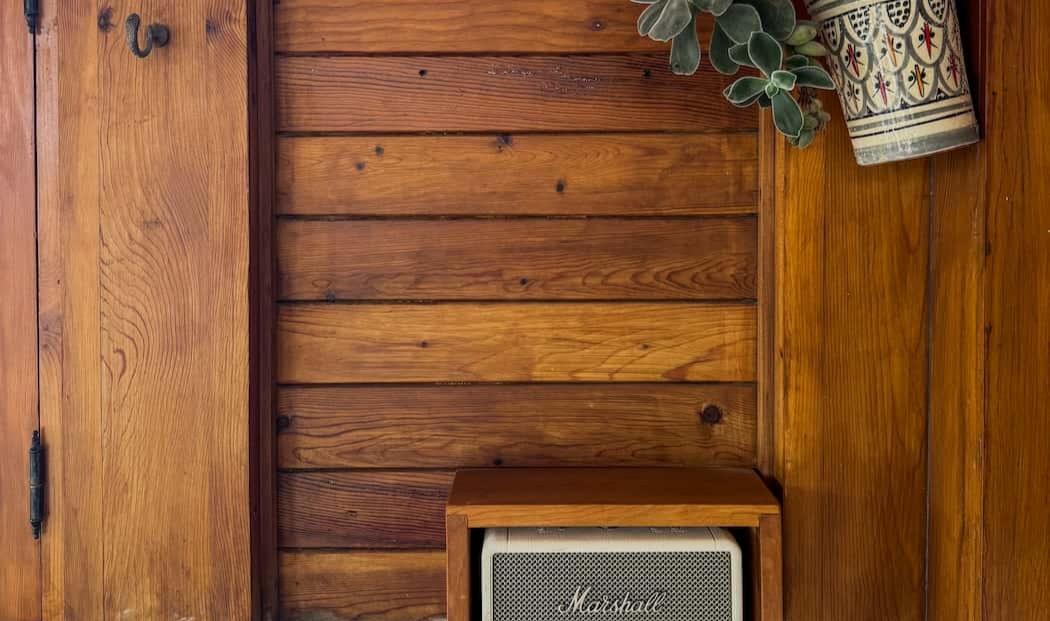 Vintage radio decoration on the rooftop of Kasbah Rose guesthouse, adding nostalgic charm to the terrace area with traditional Moroccan accessories