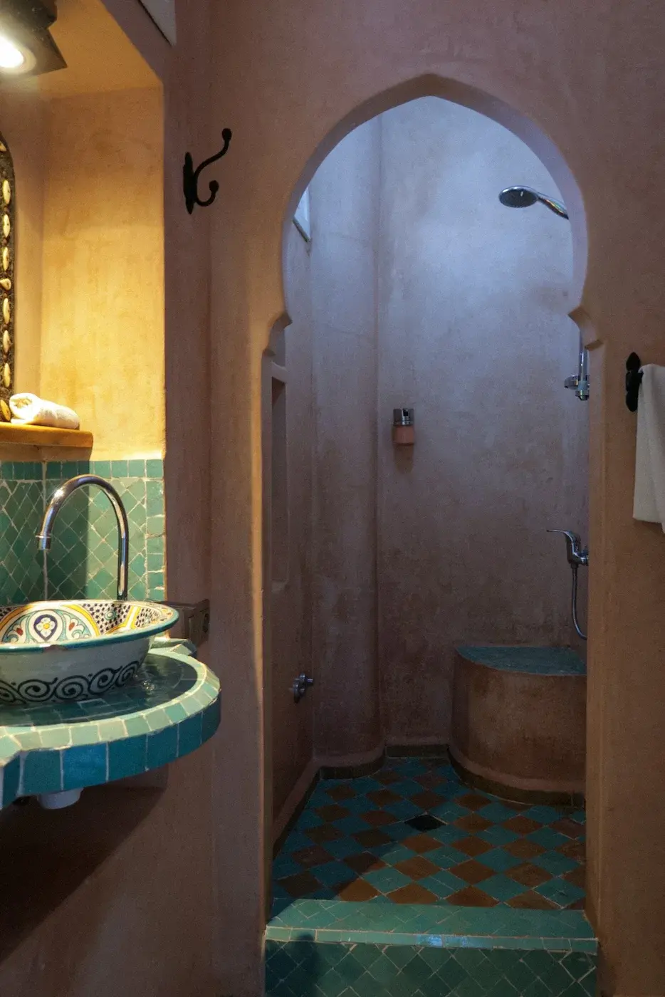 Modern ensuite bathroom with a large shower and toilet in the double room at Kasbah Rose