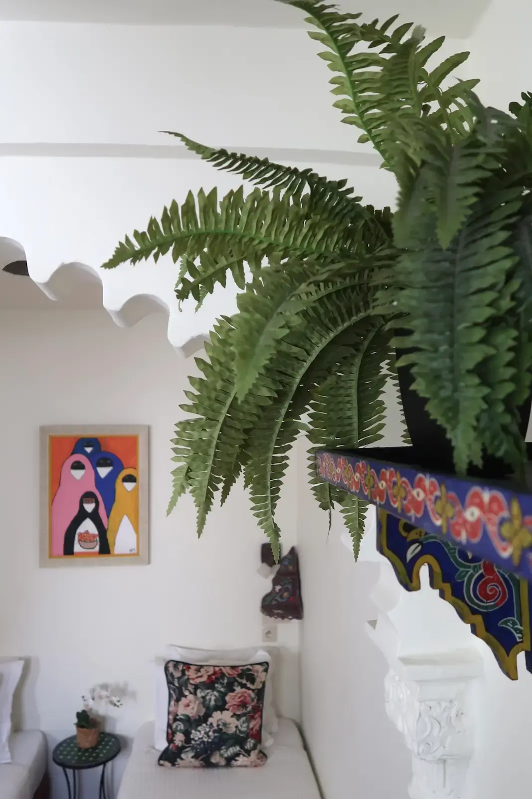 Un gros plan de la table de chevet suspendue artisanale dans la chambre Double ou Twin.