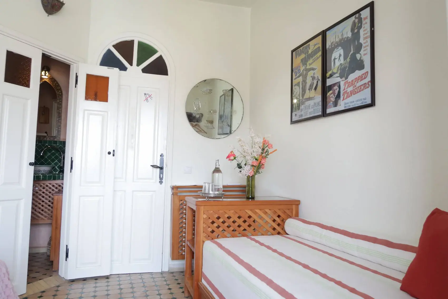 Living area with sofa in the junior suite at Kasbah Rose