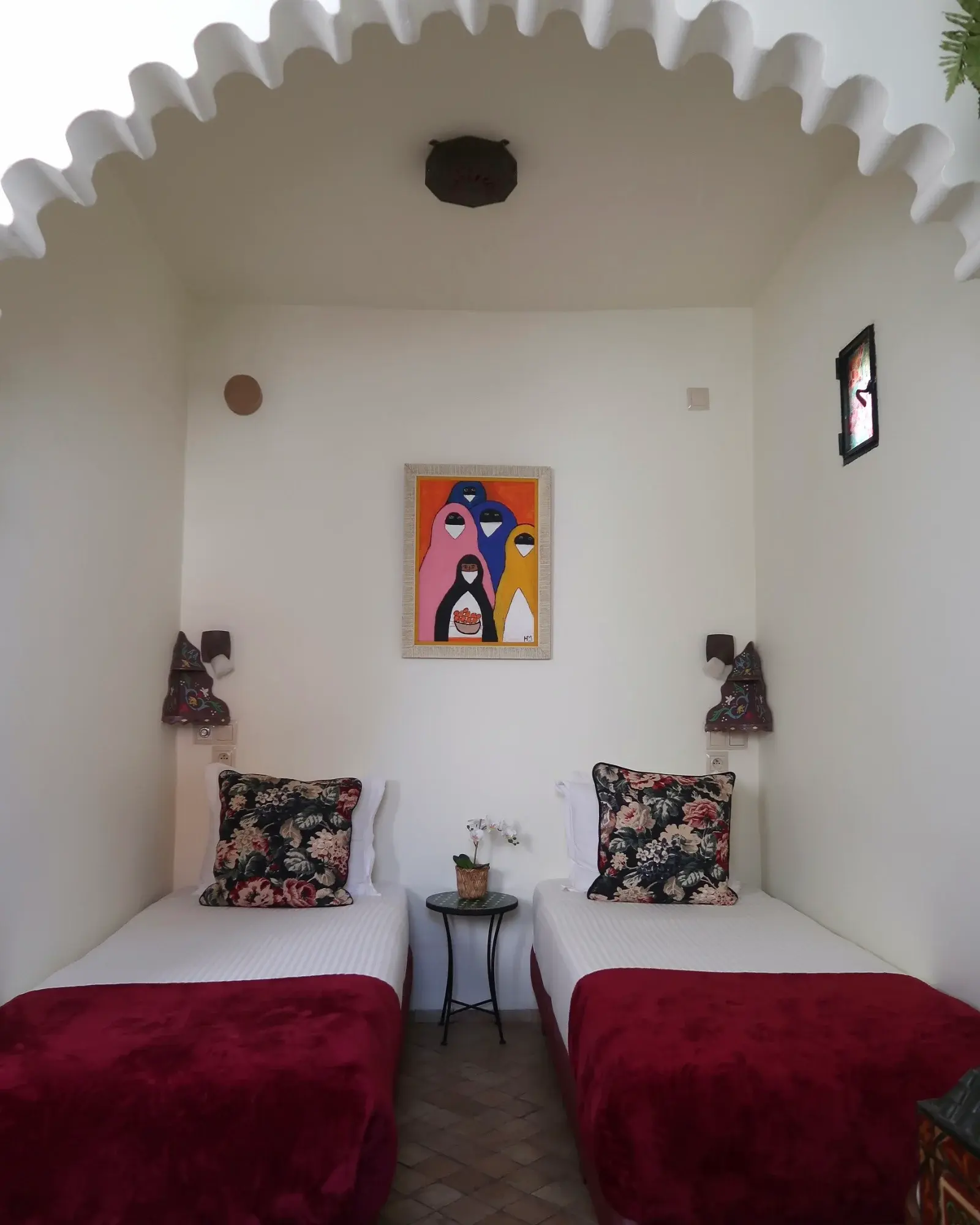 A full view of the two twin beds in the Double or Twin Room, framed by a traditional Moroccan arch.
