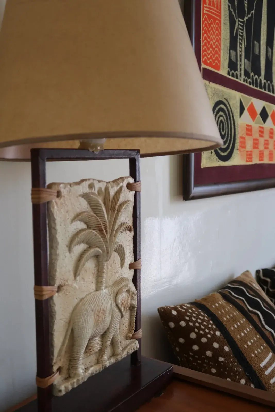 Eine Nahaufnahme der einzigartigen Lampe mit einem handgeschnitzten Elefanten auf ihrem Sockel in der Medina Junior-Suite.